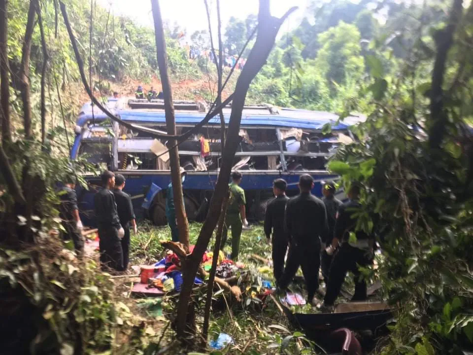 Xe khách lật vực sâu, ít nhất 5 người chết, hàng chục người bị thương ảnh 3