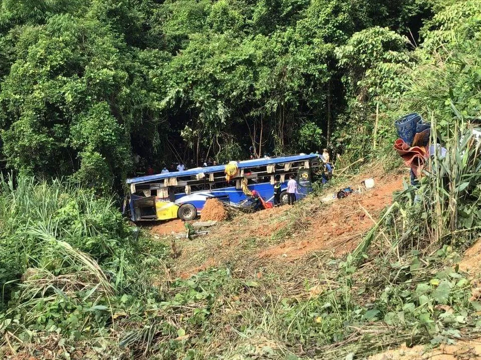 Xe khách lật vực sâu, ít nhất 5 người chết, hàng chục người bị thương ảnh 2