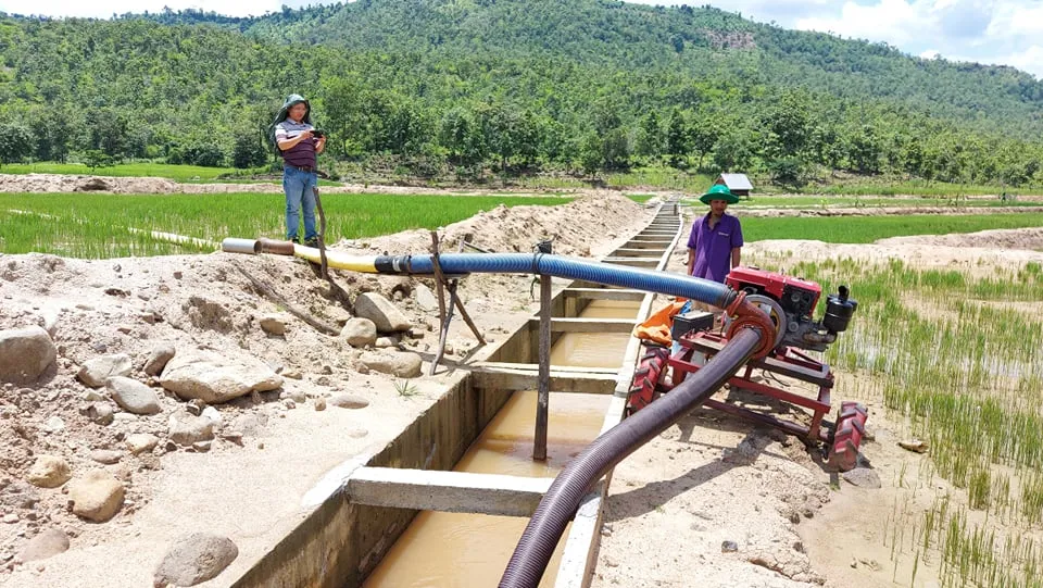 Ruộng đồng khô khát bên công trình thủy lợi trăm tỷ chưa bàn giao đã nát ảnh 2