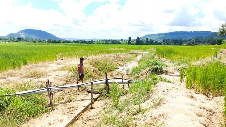 Ruộng đồng khô khát bên công trình thủy lợi trăm tỷ chưa bàn giao đã nát ảnh 3