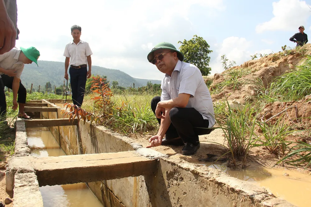Kiểm tra công trình thủy lợi hơn trăm tỷ chưa bàn giao đã "nát" ảnh 3
