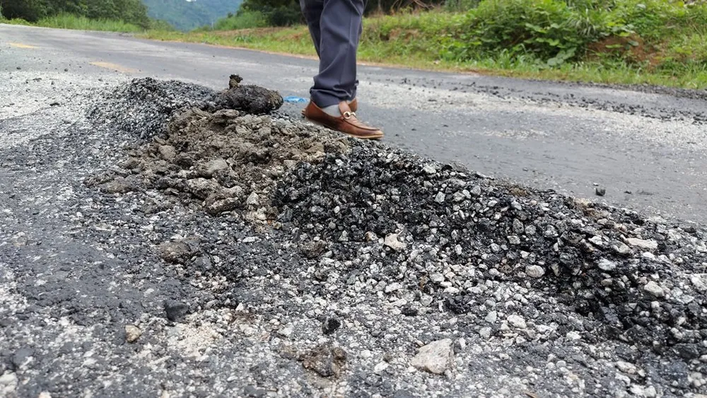 Vụ “Quốc lộ chưa hết bảo hành đã hư nhiều chỗ“: Sửa chữa trước ngày 30-9 ảnh 2
