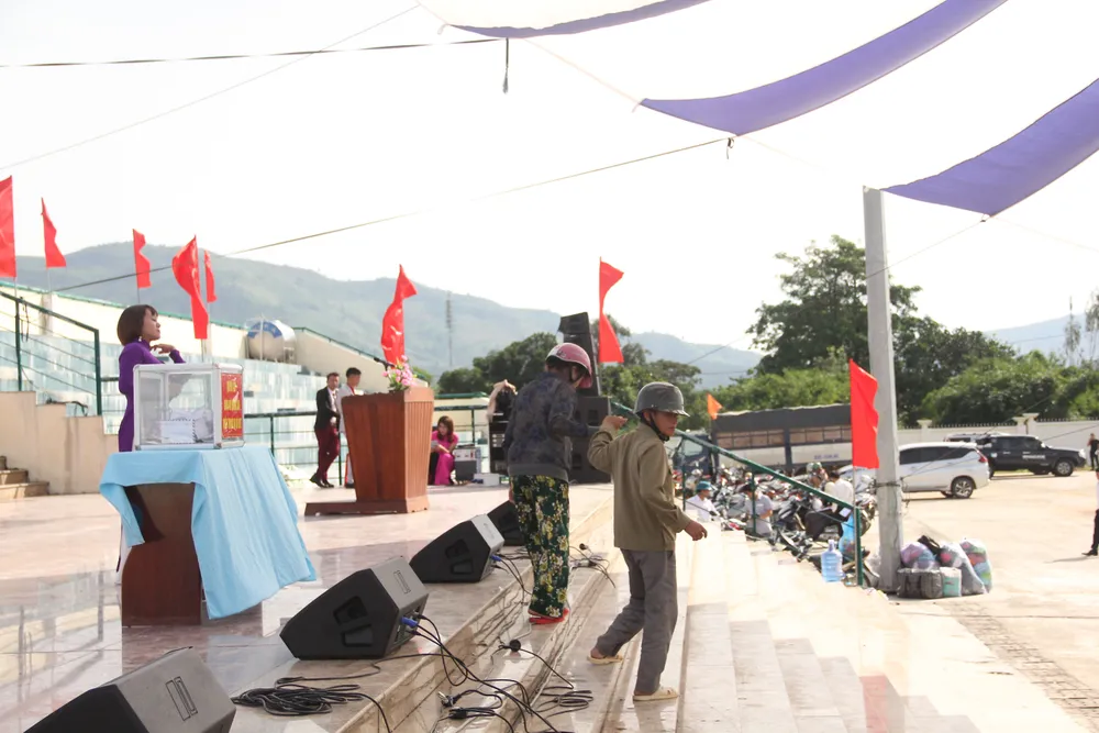 Nhiều cá nhân, đơn vị ủng hộ đồng bào miền Trung bị thiệt hại do mưa lũ ảnh 5