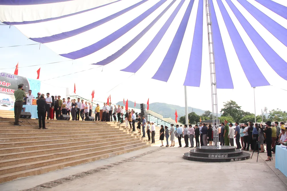 Nhiều cá nhân, đơn vị ủng hộ đồng bào miền Trung bị thiệt hại do mưa lũ ảnh 8