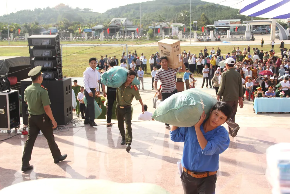 Nhiều cá nhân, đơn vị ủng hộ đồng bào miền Trung bị thiệt hại do mưa lũ ảnh 9