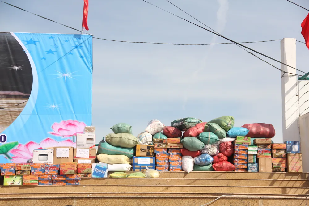 Nhiều cá nhân, đơn vị ủng hộ đồng bào miền Trung bị thiệt hại do mưa lũ ảnh 11