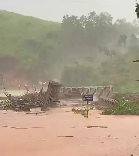 Bắc Tây Nguyên: Cầu bị cuốn trôi, 3 thôn bị cô lập, đã có người chết  ảnh 3