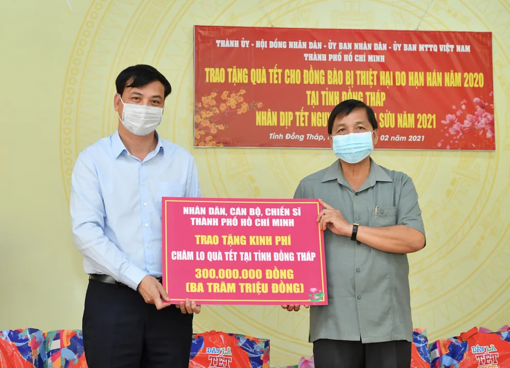 Phó Chủ tịch UBND TPHCM Lê Hòa Bình thăm, tặng quà người dân bị hạn hán ở tỉnh Đồng Tháp ảnh 1