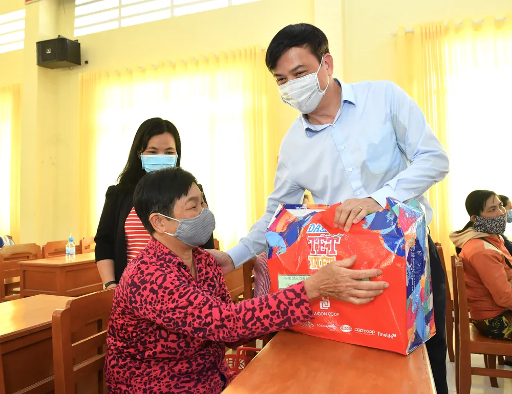 Phó Chủ tịch UBND TPHCM Lê Hòa Bình thăm, tặng quà người dân bị hạn hán ở tỉnh Đồng Tháp ảnh 2