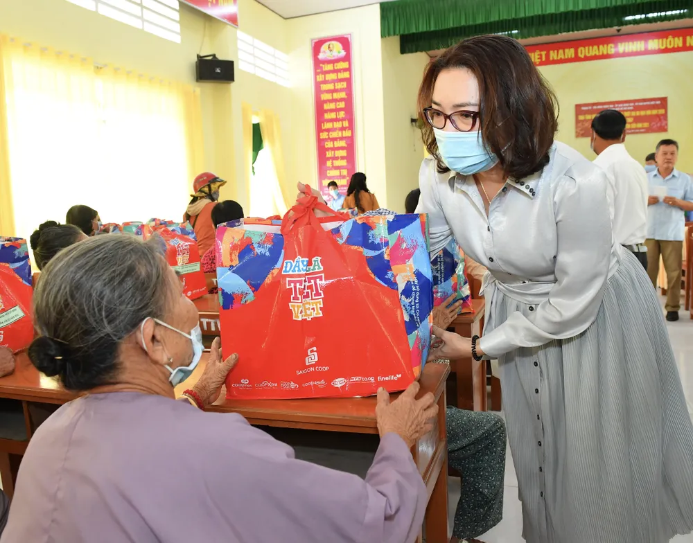 Phó Chủ tịch UBND TPHCM Lê Hòa Bình thăm, tặng quà người dân bị hạn hán ở tỉnh Đồng Tháp ảnh 5