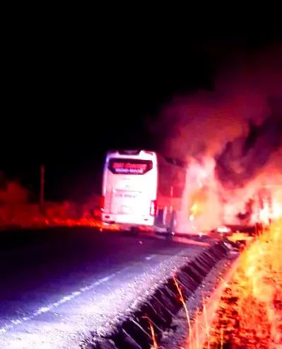  Cháy xe khách trong đêm, 11 người thoát chết ảnh 1