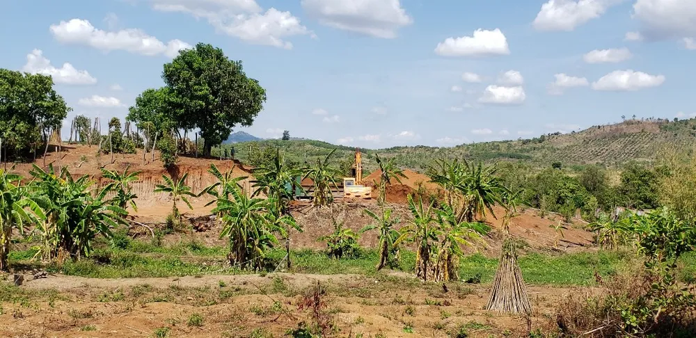 Bắt quả tang doanh nghiệp khai thác đất lậu để thi công đường ảnh 2