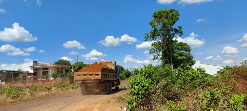 Bắt quả tang doanh nghiệp khai thác đất lậu để thi công đường ảnh 3