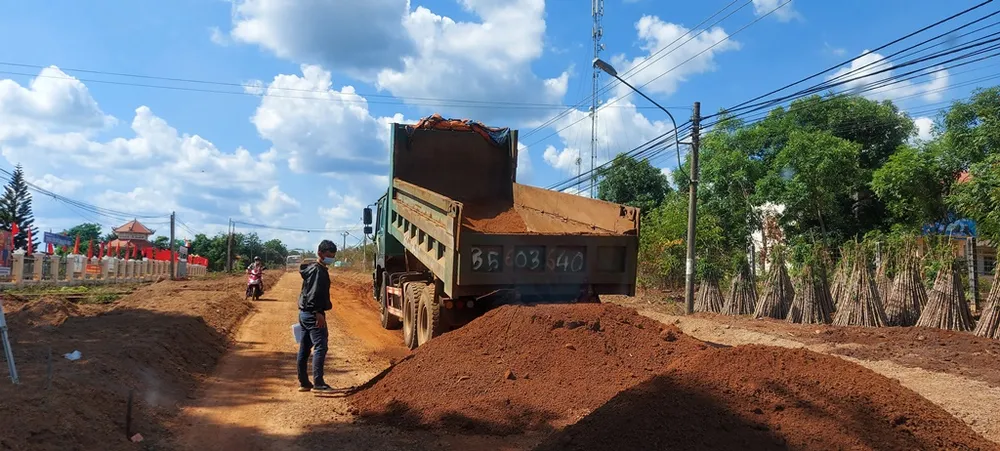 Bắt quả tang doanh nghiệp khai thác đất lậu để thi công đường ảnh 4