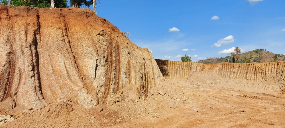 Bắt quả tang doanh nghiệp khai thác đất lậu để thi công đường ảnh 6