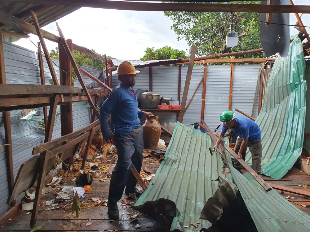 Gia Lai: Huy động lực lượng giúp dân dựng lại nhà bị tốc mái do mưa đá, lốc xoáy ảnh 1