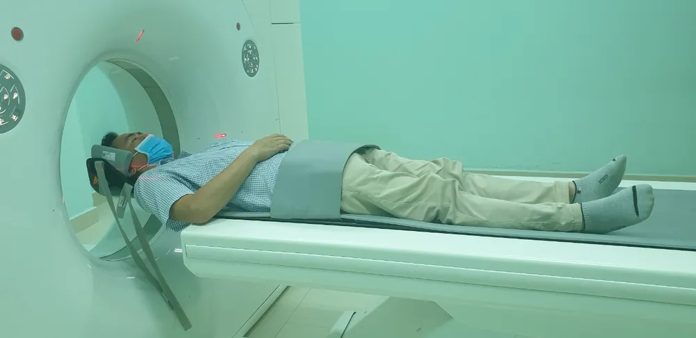 Một phóng viên bị hành hung trong quán nước ảnh 1