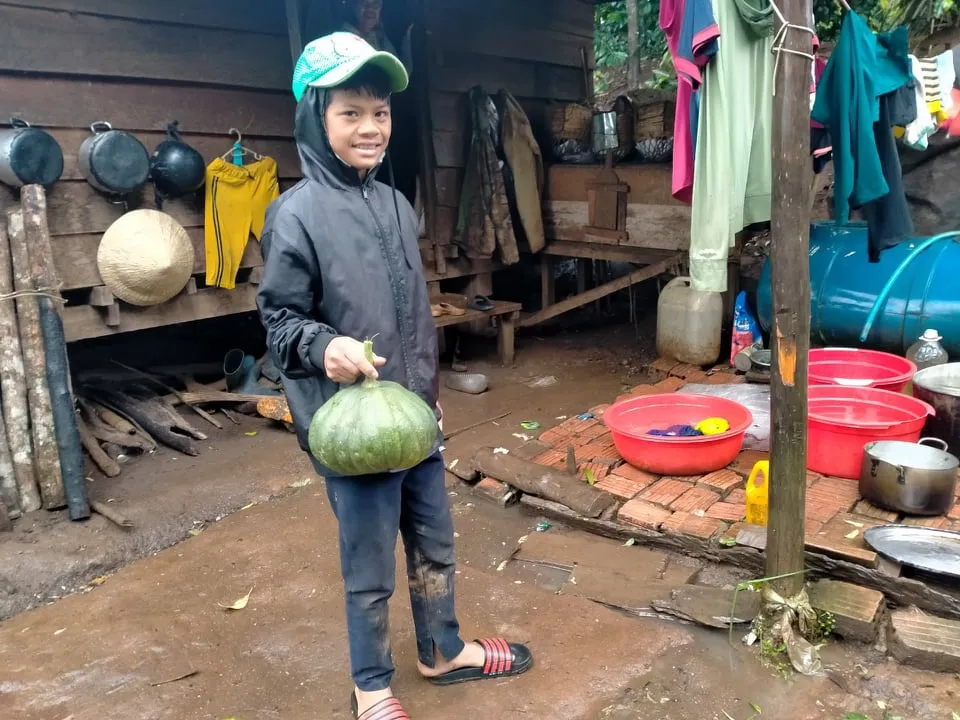 Đồng bào Xê Đăng lên rừng hái măng ủng hộ người dân TPHCM ảnh 11