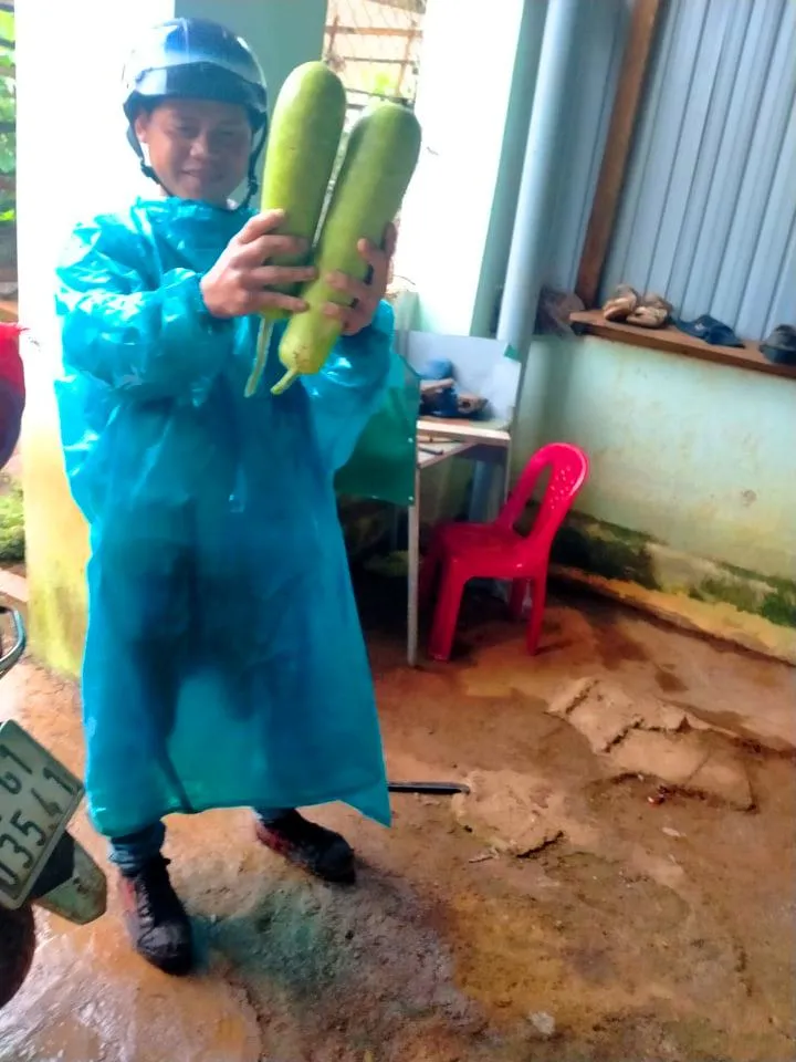 Đồng bào Xê Đăng lên rừng hái măng ủng hộ người dân TPHCM ảnh 4