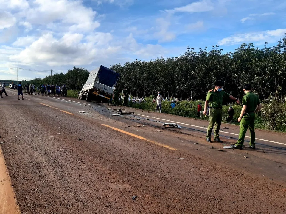 Gia Lai: Va chạm giữa xe tải và xe ô tô con, 3 người tử vong ảnh 1