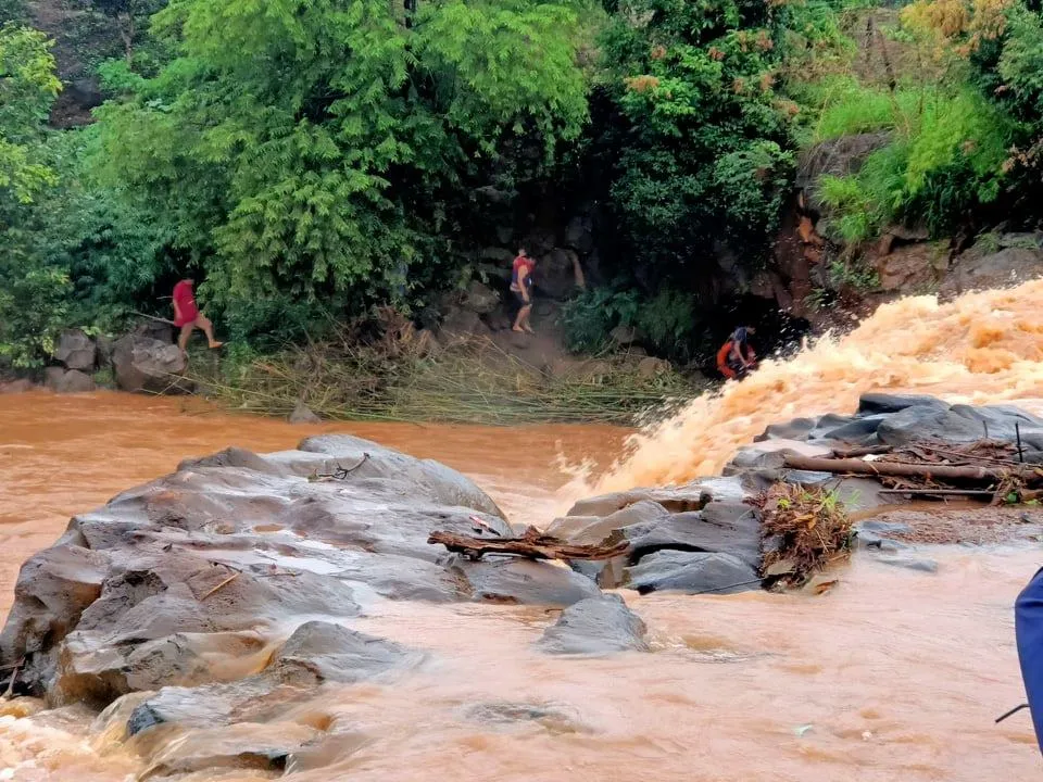 Trắng đêm tìm kiếm cháu bé 4 tuổi bị nước cuốn trôi  ảnh 2