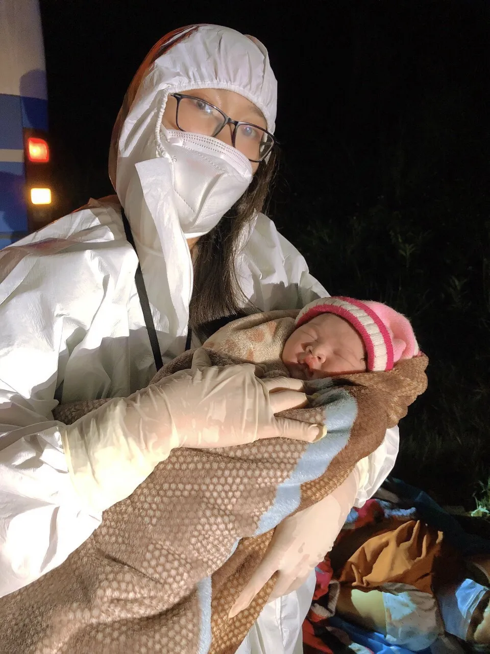 Một thai phụ sinh con ngay trên đường từ vùng dịch về Gia Lai ảnh 2