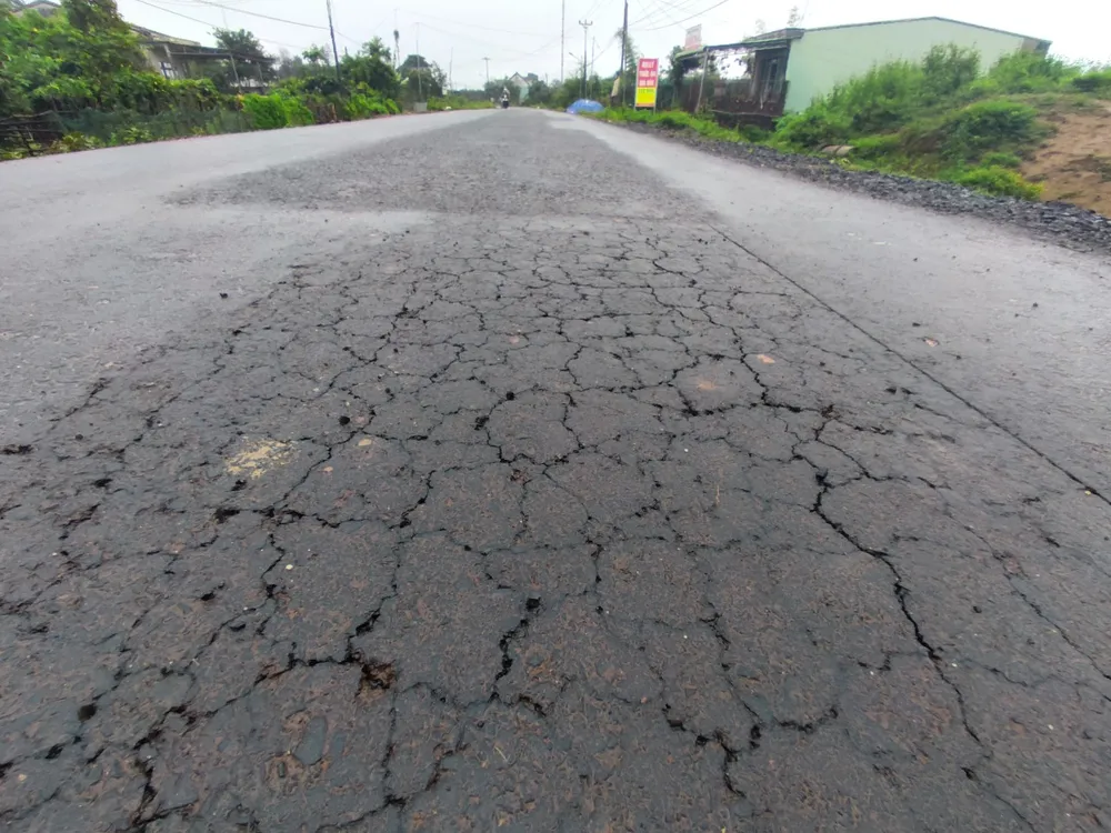 Gia Lai: Đường chưa nghiệm thu đã vá chằng chịt ảnh 2