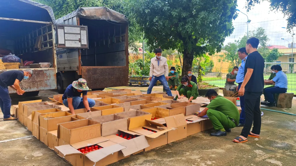 Phát hiện vụ vận chuyển 2.000 chai thuốc bảo vệ thực vật có chứa chất cấm ảnh 4