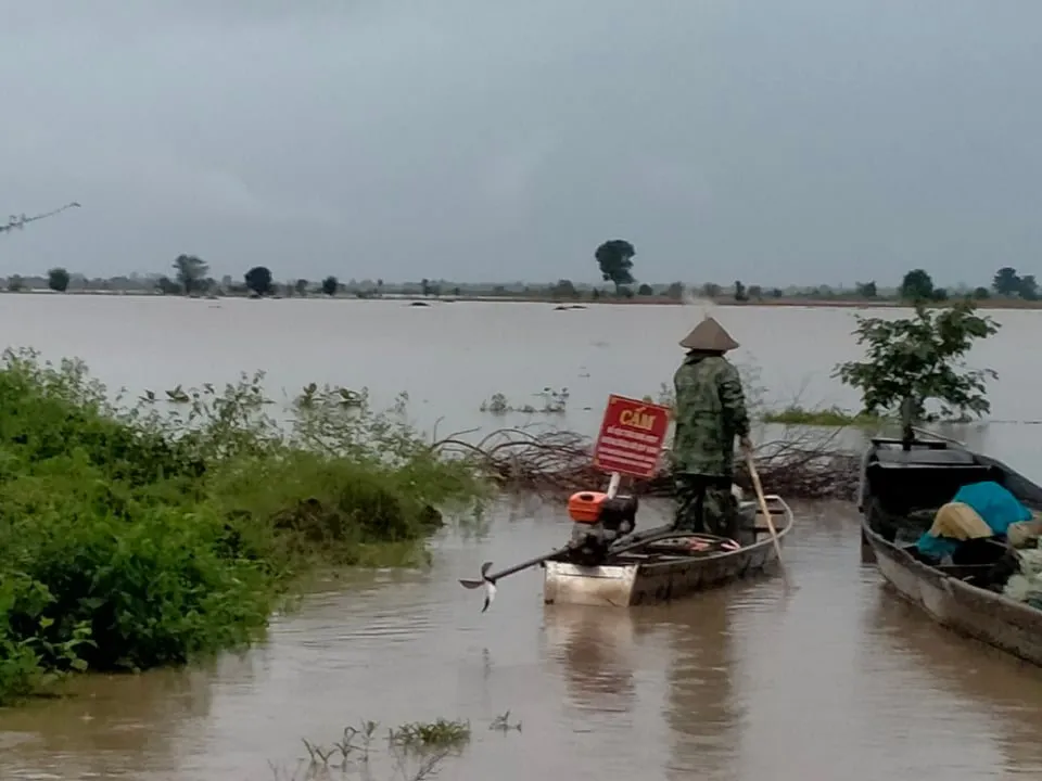 Giải cứu 15 người bị mắc kẹt do nước lũ bao vây ảnh 3