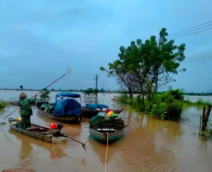 Giải cứu 15 người bị mắc kẹt do nước lũ bao vây ảnh 2