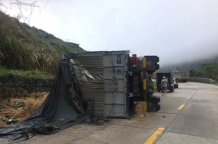 Lật xe trên đèo Lò Xo, 2 người thương vong ảnh 2