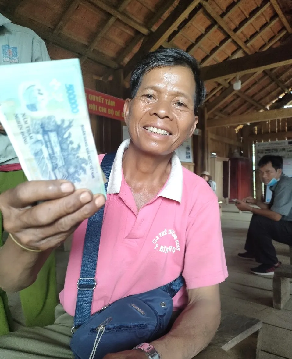 Thủy điện chính thức đền bù cho người dân có đất ruộng bị vùi lấp  ảnh 1