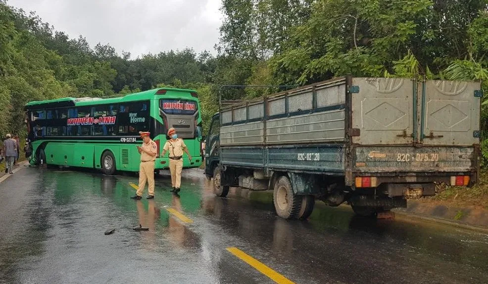 Xe khách và xe container tông trực diện, 4 người thương vong ảnh 1