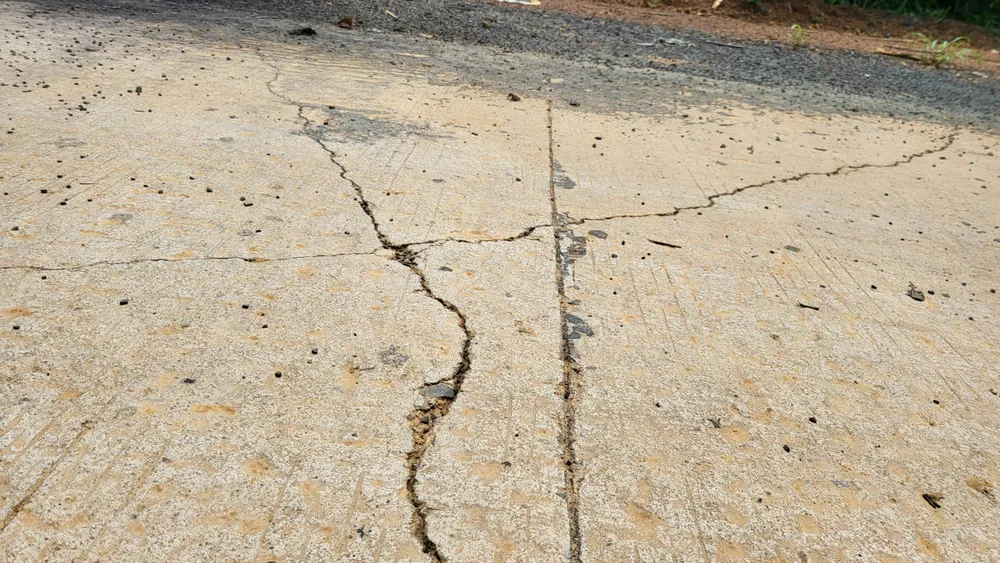 Đường trăm tỷ chưa nghiệm thu đã nứt chằng chịt ảnh 8