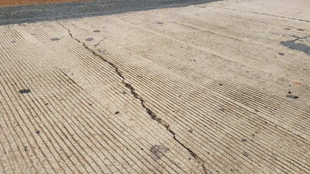 Đường trăm tỷ chưa nghiệm thu đã nứt chằng chịt ảnh 5