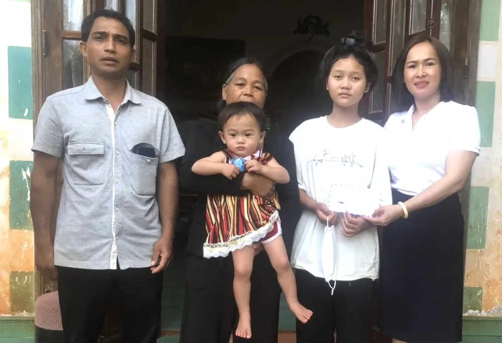 Thêm hỗ trợ cho cụ bà nuôi 3 cháu mồ côi ảnh 1