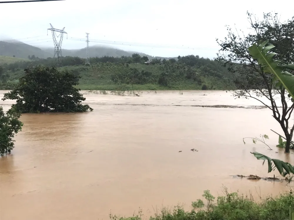 Đường Hồ Chí Minh bị ngập, giao thông chia cắt hoàn toàn ảnh 2