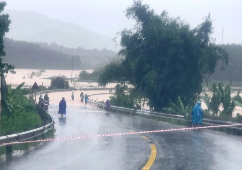 Đường Hồ Chí Minh bị ngập, giao thông chia cắt hoàn toàn ảnh 1