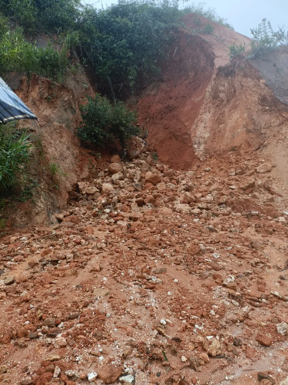 Hàng trăm người dân dọn đất để thoát cảnh bị cô lập ảnh 6