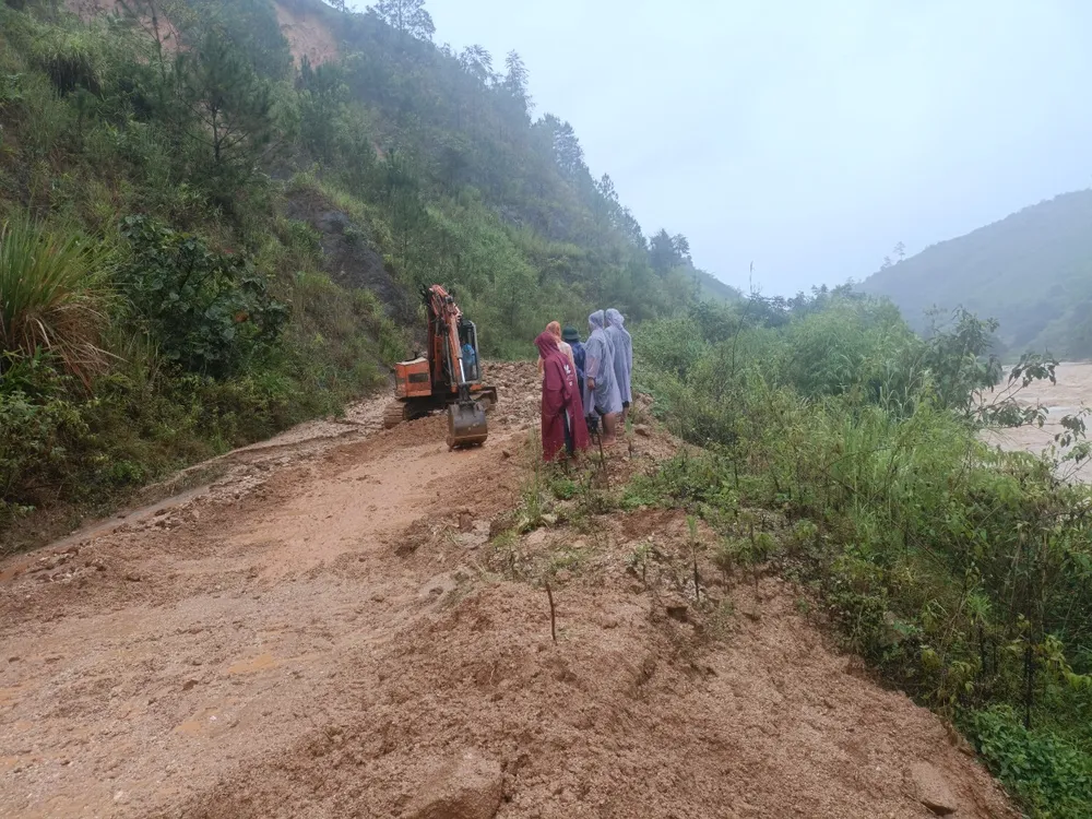 Hàng trăm người dân dọn đất để thoát cảnh bị cô lập ảnh 5