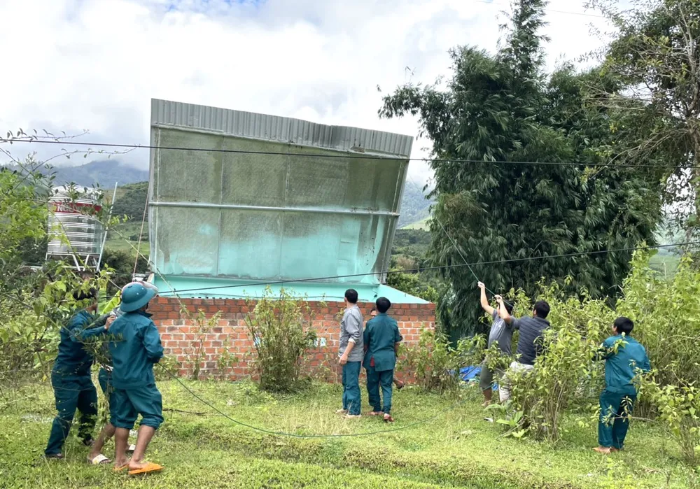 Bản nghèo hết bị cô lập, dân phấn khởi chở nhau đi chợ, đưa con đi học ảnh 1