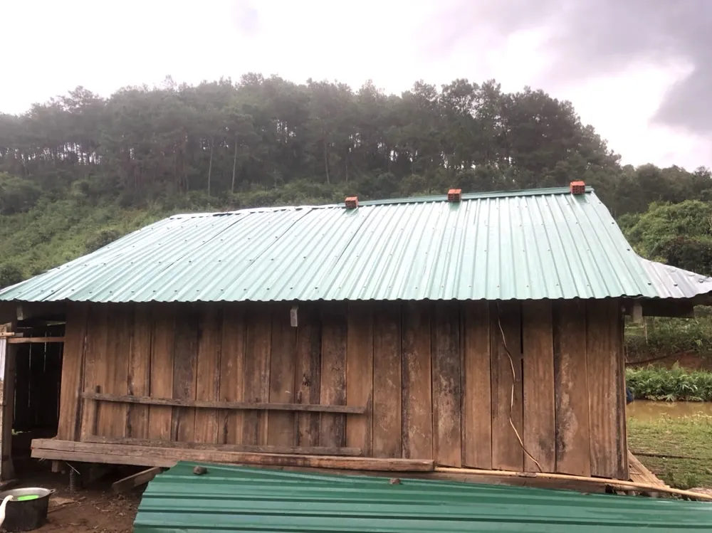 Bản nghèo hết bị cô lập, dân phấn khởi chở nhau đi chợ, đưa con đi học ảnh 2