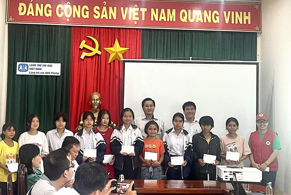 Đoàn Công tác Hội Chữ thập đỏ TPHCM thăm, tặng quà Làng trẻ em SOS Pleiku ảnh 2