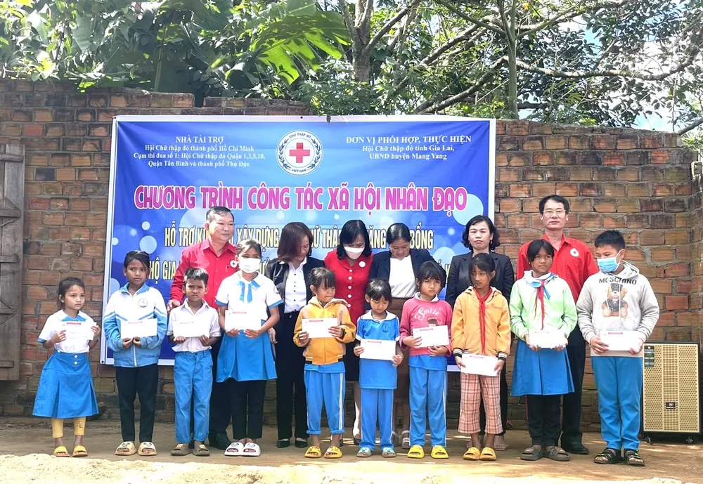 Tặng nhà cho 2 hộ nghèo dân tộc Ba Na ở Mang Yang ảnh 2