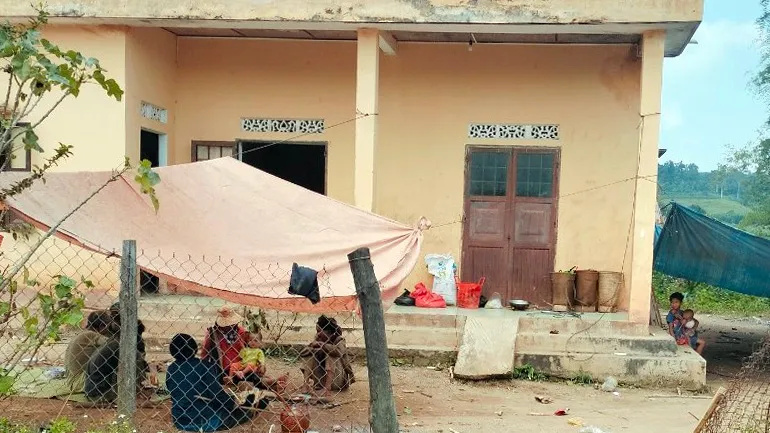 2 cha con chết trong tư thế treo cổ ảnh 1