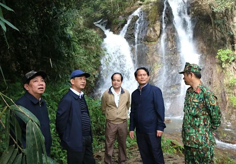 Bí thư Tỉnh uỷ Kon Tum (thứ 2 từ trái qua) khảo sát điểm du lịch thác Tea Prông