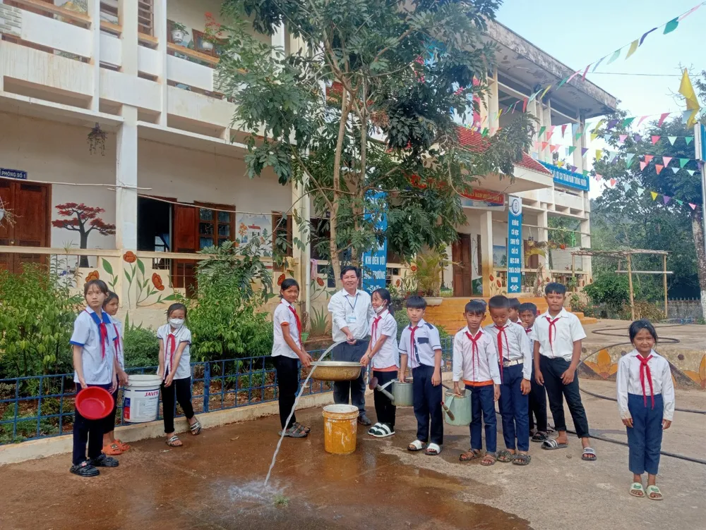 Dòng nước mát lạnh từ giếng khoan đã được bơm lên phục vụ cho việc sinh hoạt của học sinh