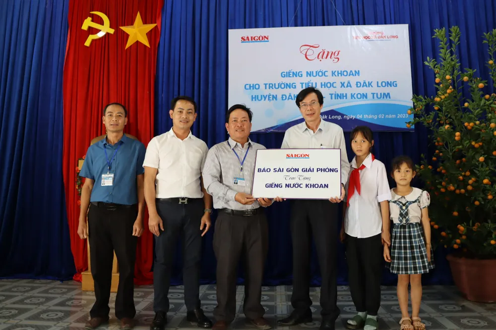 Đoàn công tác của Báo SGGP do nhà báo Phạm Văn Trường, Phó Tổng Biên tập Báo SGGP đến thăm, trao tặng kinh phí giúp trường xây giếng khoan