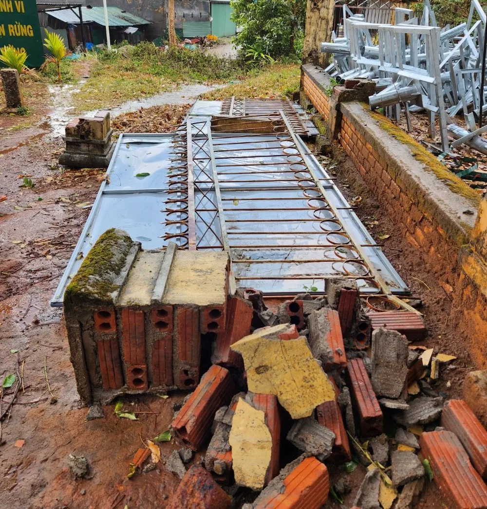 Tường bị sập sau trận mưa đá Tường bị sập sau trận mưa đá