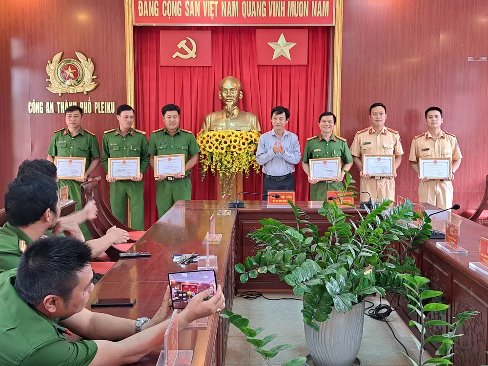 Chủ tịch UBND TP Pleiku khen thưởng cho Công an TP Pleiku Chủ tịch UBND TP Pleiku khen thưởng cho Công an TP Pleiku